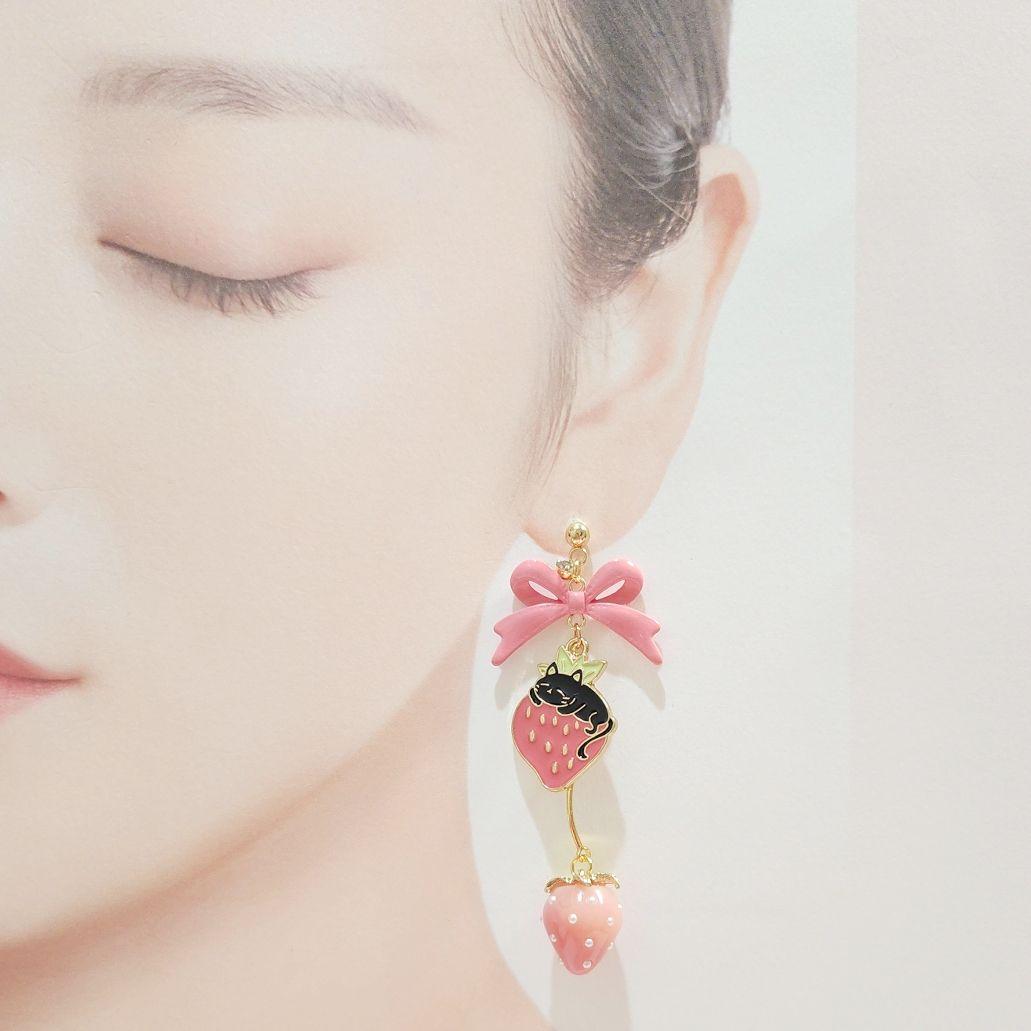 再販❣️いちごの季節♡ 大ぶりピンクリボンと黒猫＆ゆらゆら立体いちごの甘いピアス