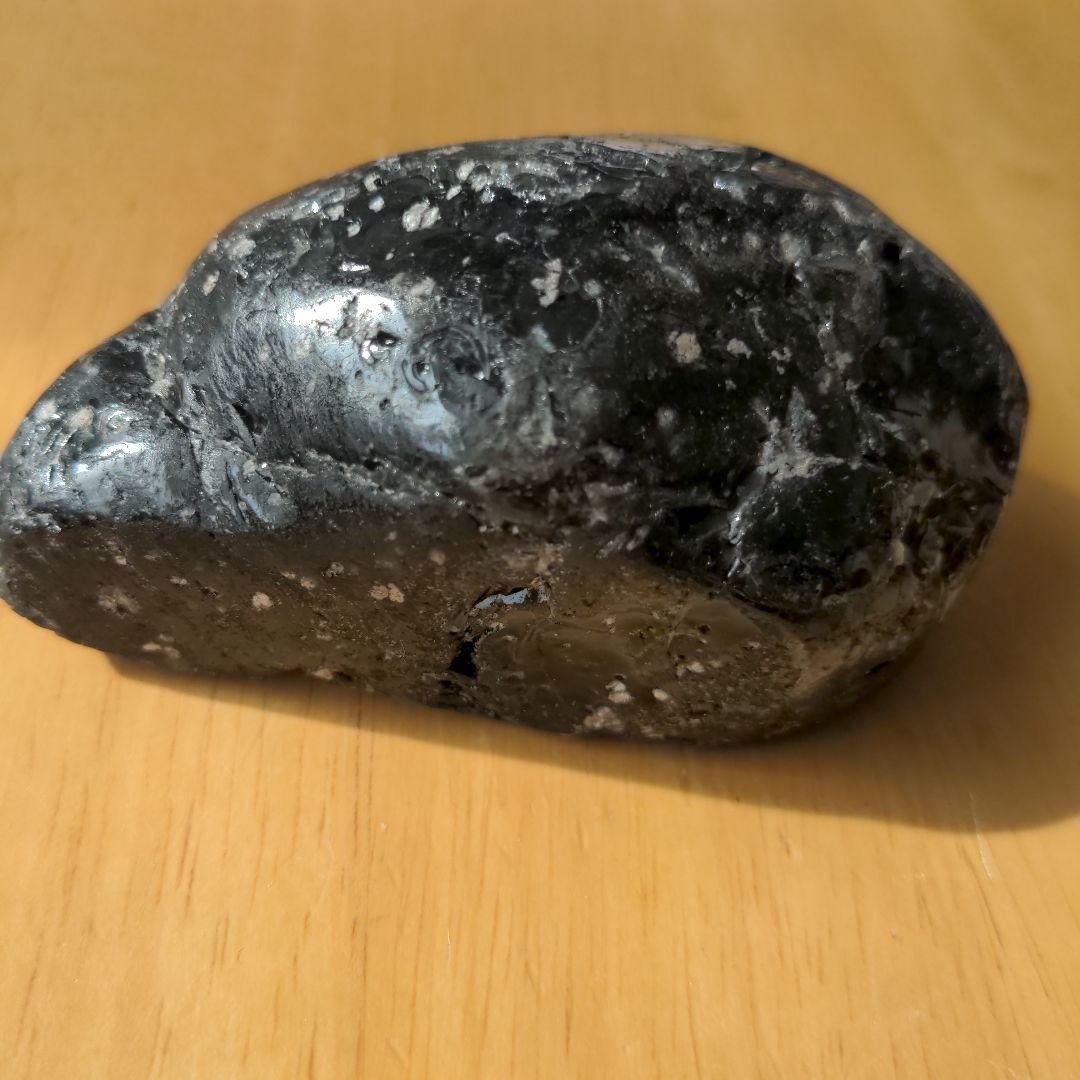 北海道遠軽産黒曜石❤️　パワーストーン魔よけ　天然の黒いガラス丁寧に研磨した作品