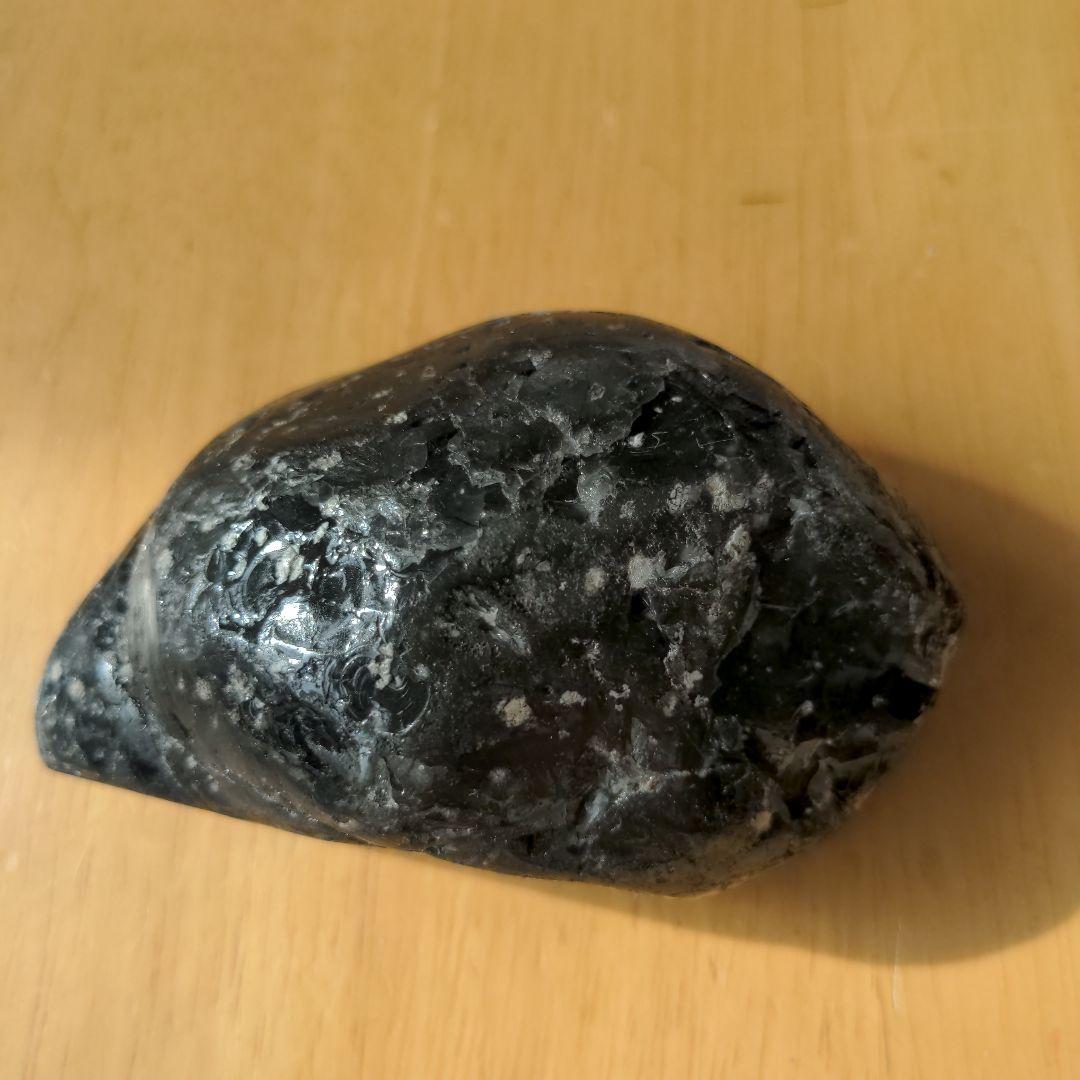 北海道遠軽産黒曜石❤️　パワーストーン魔よけ　天然の黒いガラス丁寧に研磨した作品