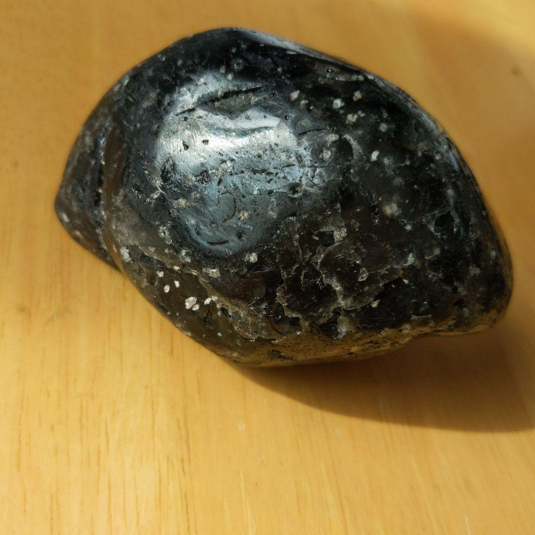 北海道遠軽産黒曜石❤️　パワーストーン魔よけ　天然の黒いガラス丁寧に研磨した作品
