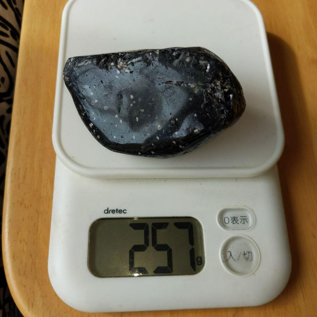 北海道遠軽産黒曜石❤️　パワーストーン魔よけ　天然の黒いガラス丁寧に研磨した作品