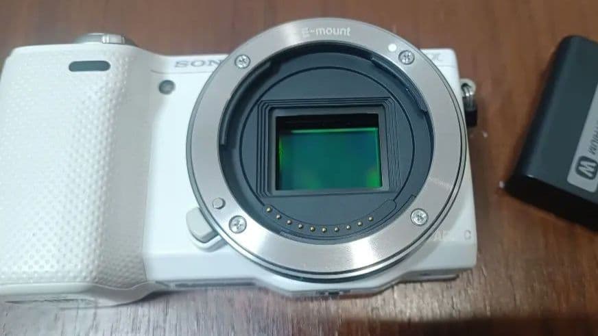 美品SONY　α　NEX-5R　ボディバッテリーのみ　ソニー　ミラーレス一眼レフ