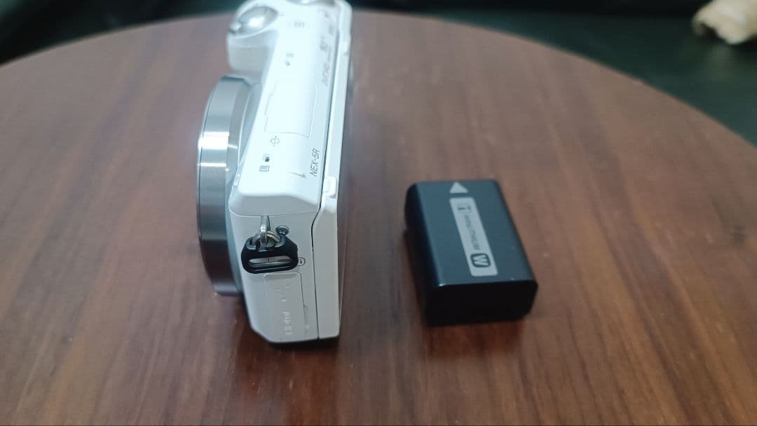 美品SONY　α　NEX-5R　ボディバッテリーのみ　ソニー　ミラーレス一眼レフ