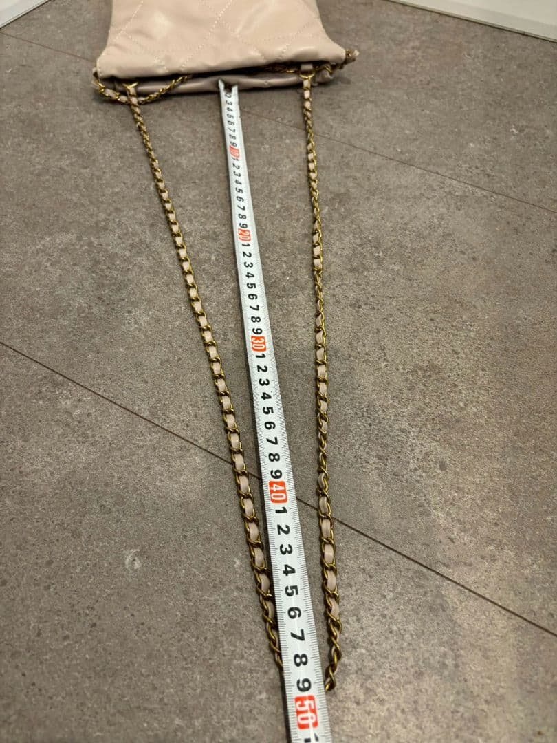 ピンクベージュ　 ショルダーバッグ　ノベルティ　チェーン コード有り