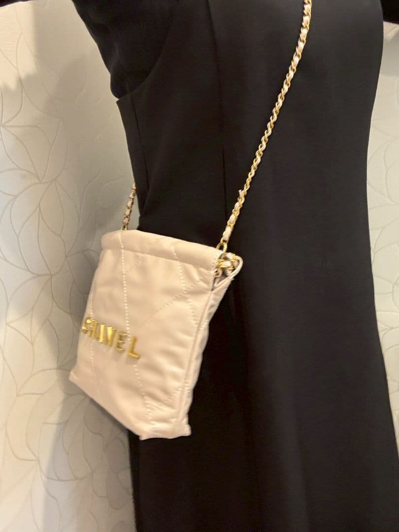 ピンクベージュ　 ショルダーバッグ　ノベルティ　チェーン コード有り