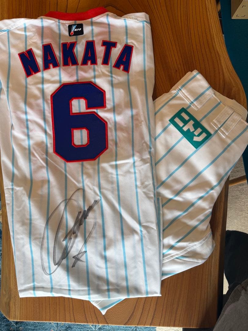 中田翔選手 着用ユニフォーム上下セット 背番号下に直筆サイン入り。