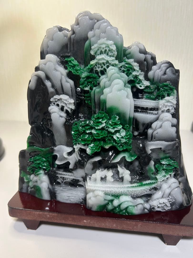 【風水置物】山水彫刻 翡翠調 大型 木製台座付き 山河景観 開運 招財　風水