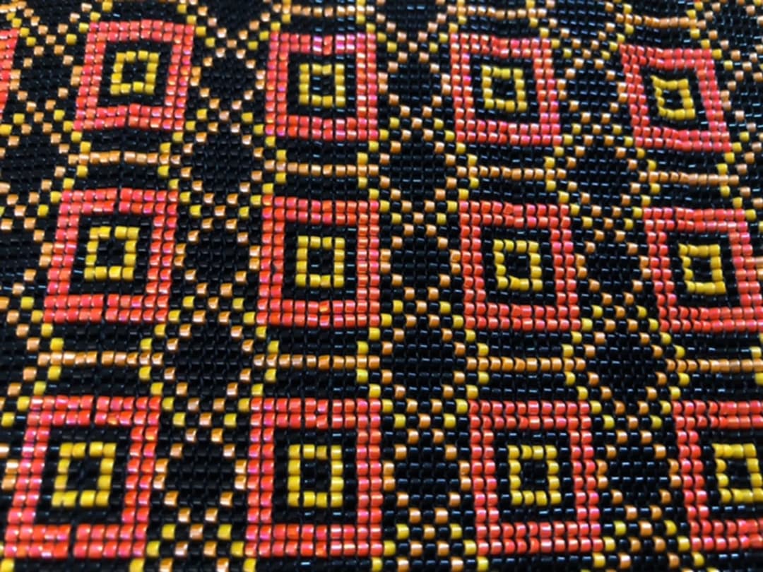 ガラスビーズ　センタークロス　黒地にオレンジ柄　手作り