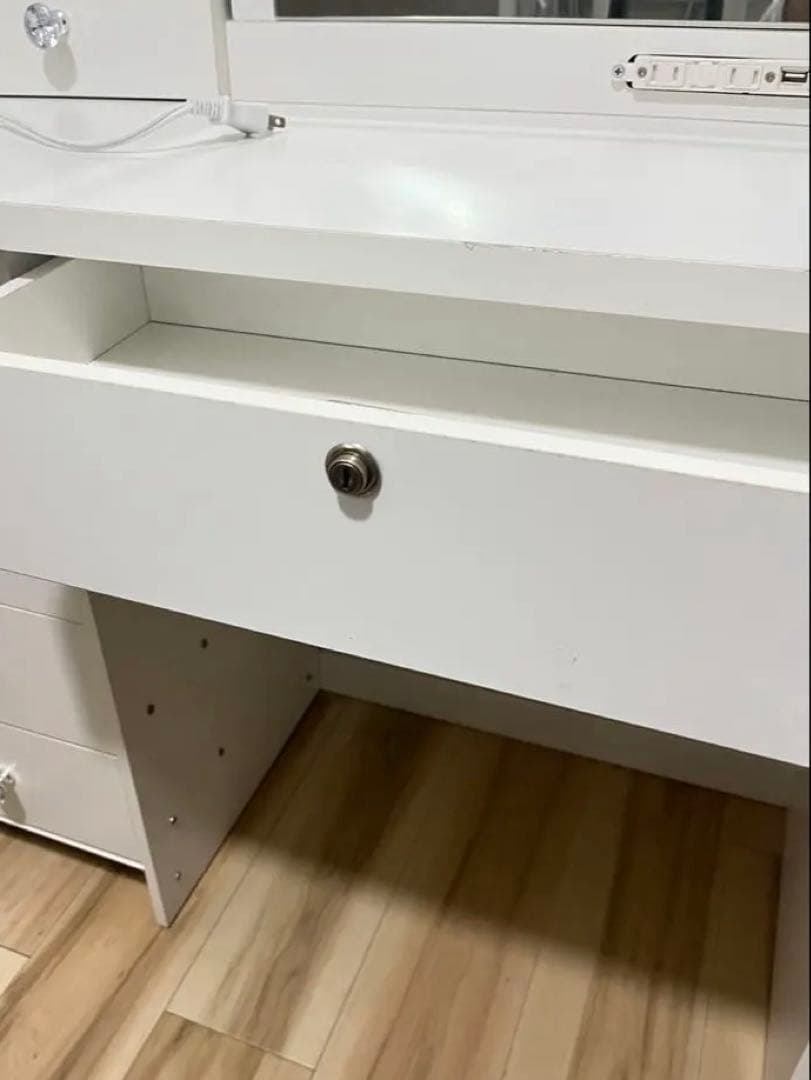 [神戸市内配送可]ホワイトLEDライト付きドレッサー