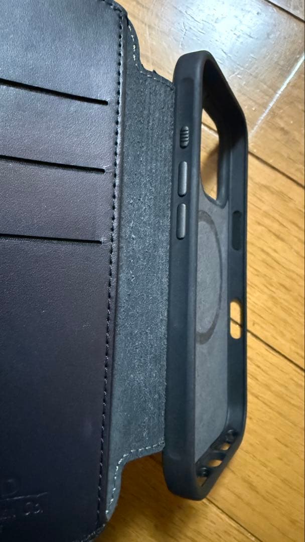 NOMAD iPhone16pro 手帳型ケース