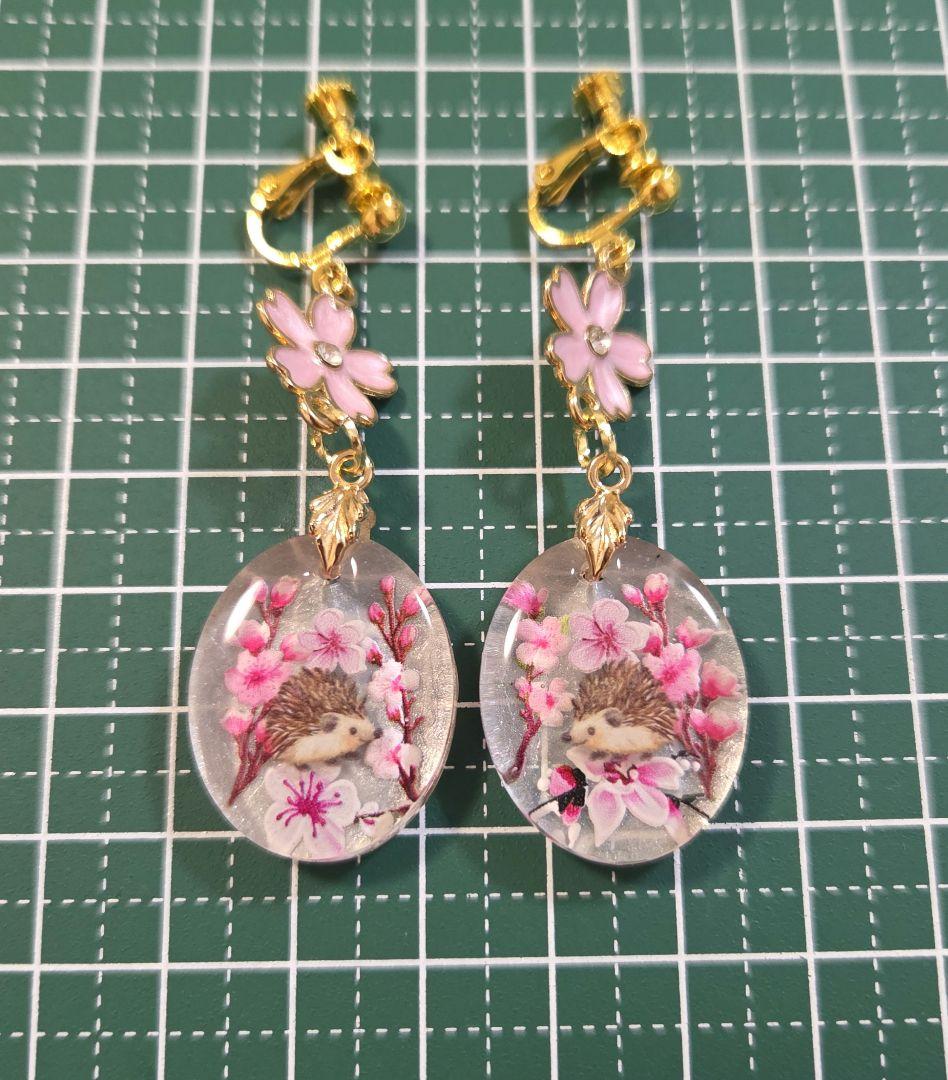 かわいいハリネズミちゃん桜イヤリング・ピアス✨　ハリネズミアクセサリー