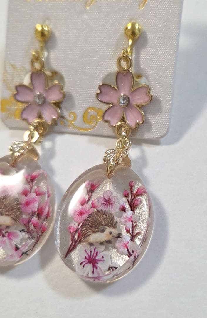 かわいいハリネズミちゃん桜イヤリング・ピアス✨　ハリネズミアクセサリー