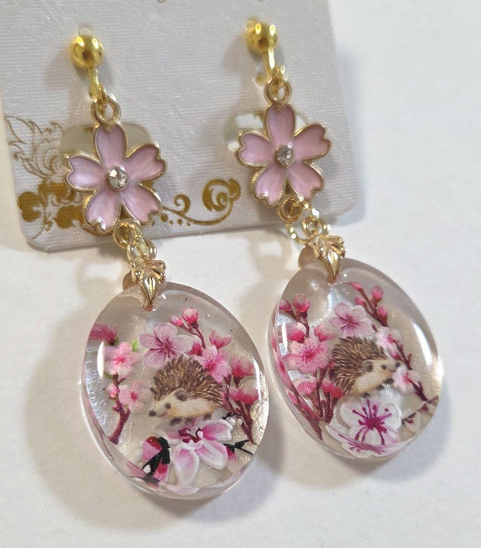 かわいいハリネズミちゃん桜イヤリング・ピアス✨　ハリネズミアクセサリー