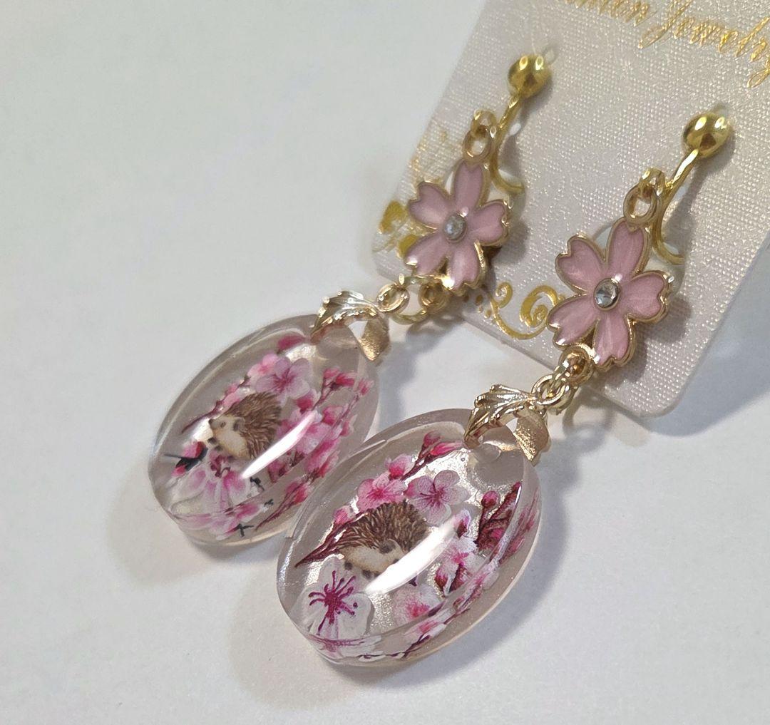 かわいいハリネズミちゃん桜イヤリング・ピアス✨　ハリネズミアクセサリー