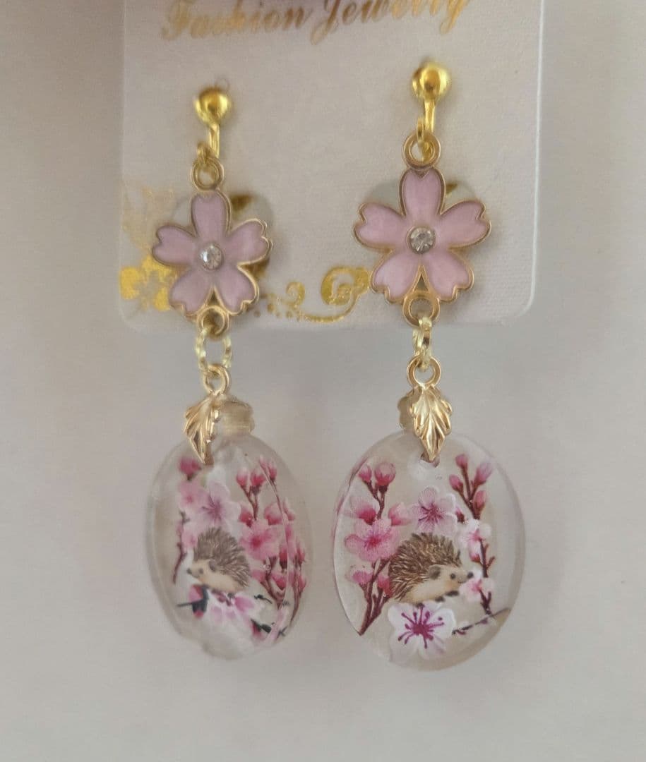 かわいいハリネズミちゃん桜イヤリング・ピアス✨　ハリネズミアクセサリー