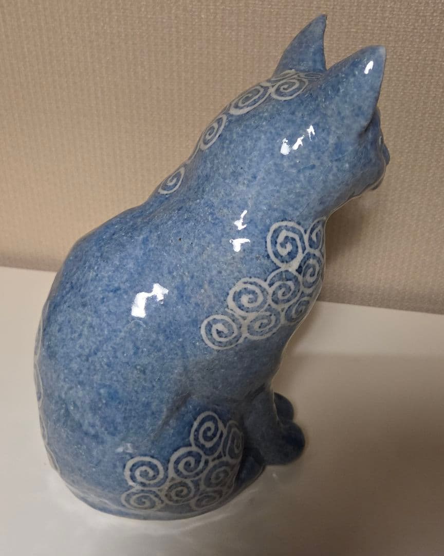 広瀬さちよ作 猫置物 唐草模様　陶器製 唐草模様 ブルー