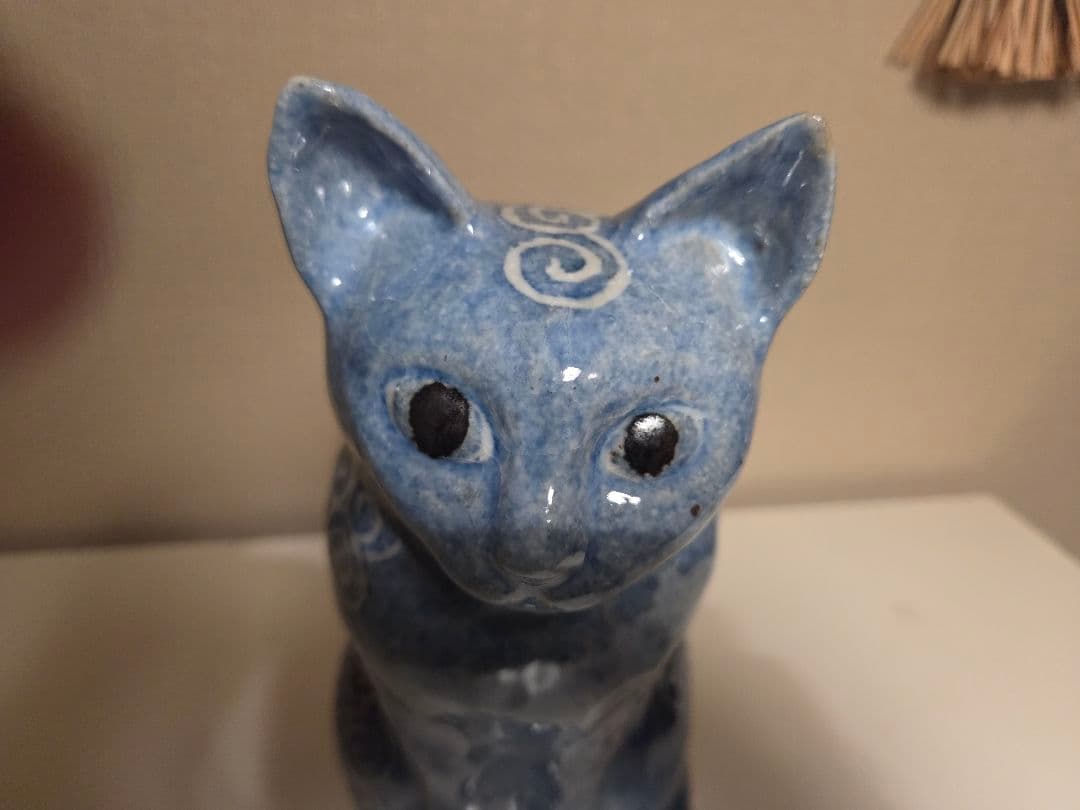 広瀬さちよ作 猫置物 唐草模様　陶器製 唐草模様 ブルー