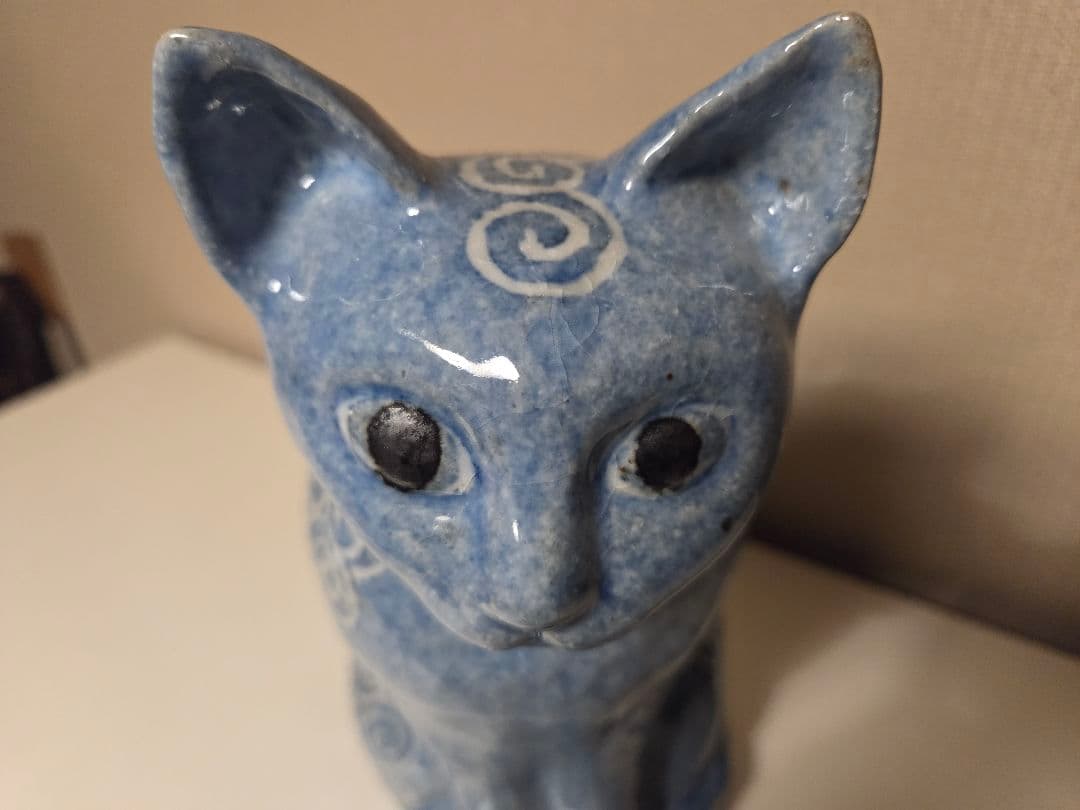 広瀬さちよ作 猫置物 唐草模様　陶器製 唐草模様 ブルー