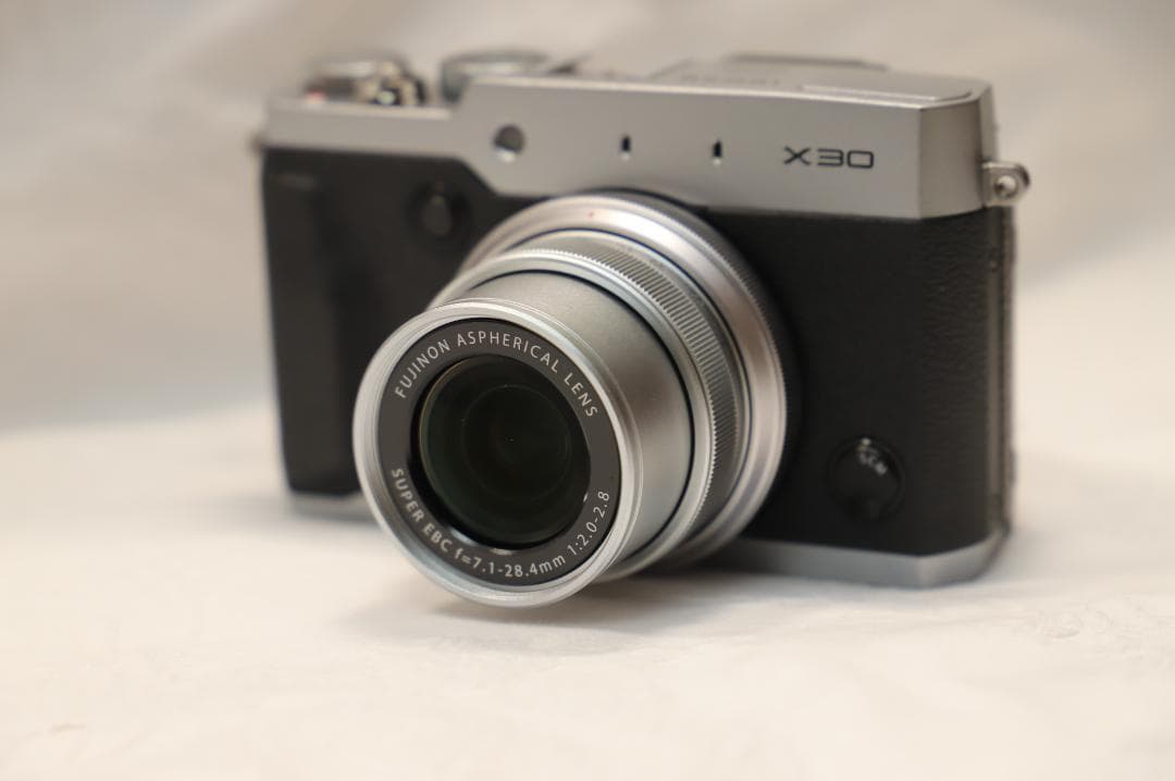 ☆極美品☆FUJIFILM 富士フイルム X30 シルバー 付属品多数！送料込☆
