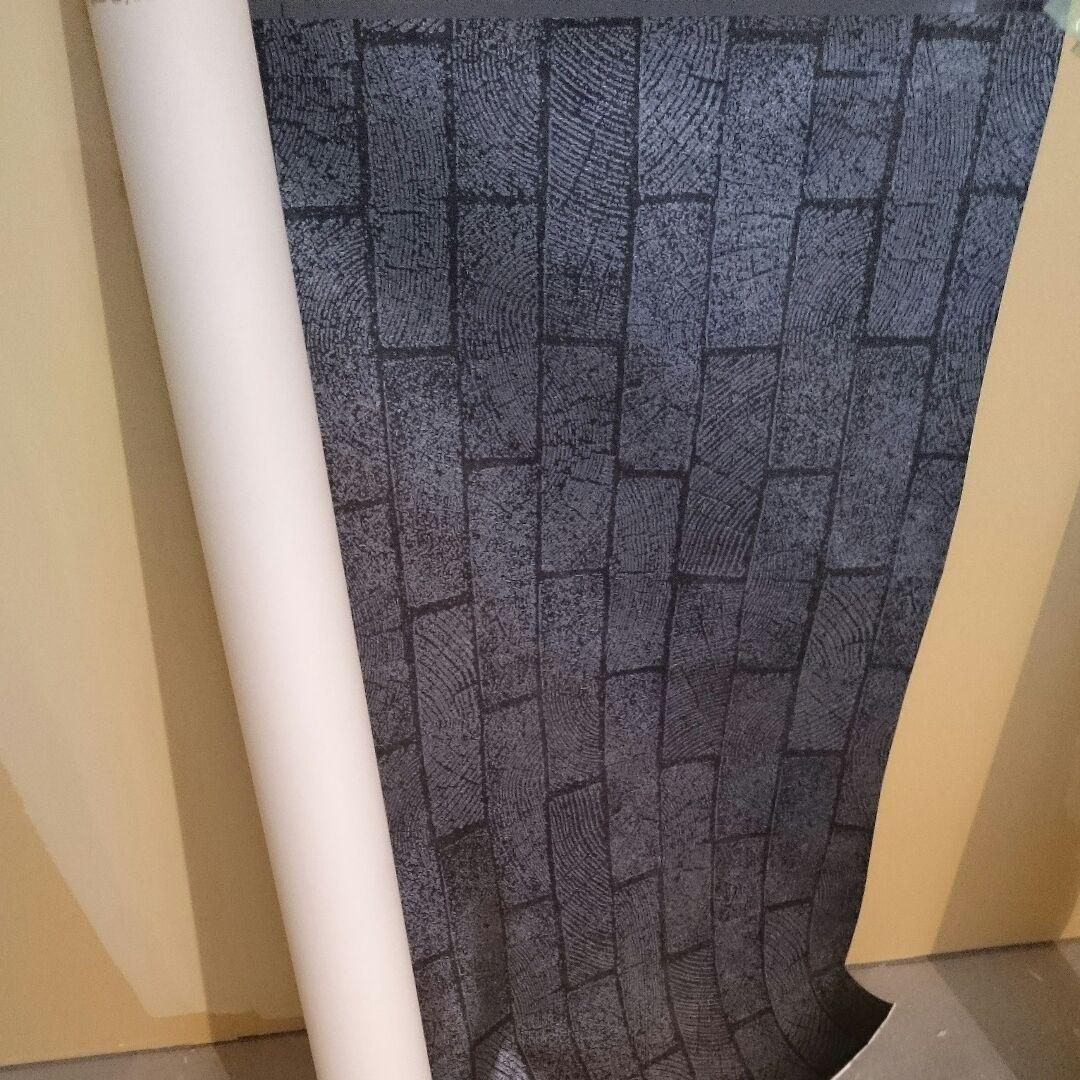 黒いタイル柄の壁紙