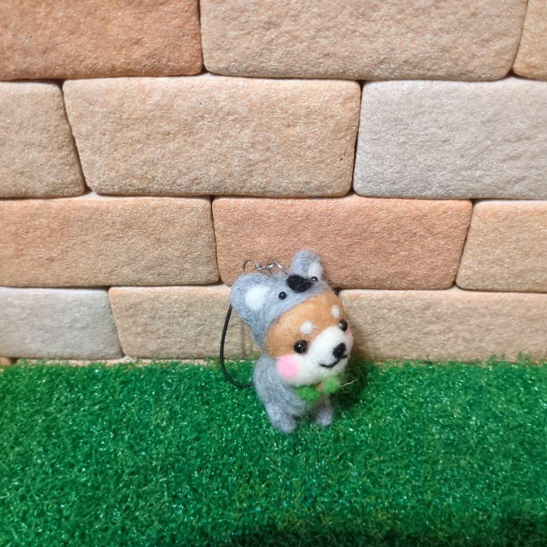 コアラになりきり　柴犬さん　ストラップ　羊毛フェルト