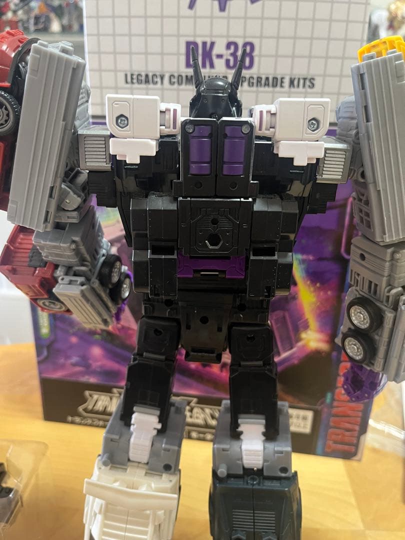 トランスフォーマー　メナゾール　+ アップグレードキット付き　dna dk