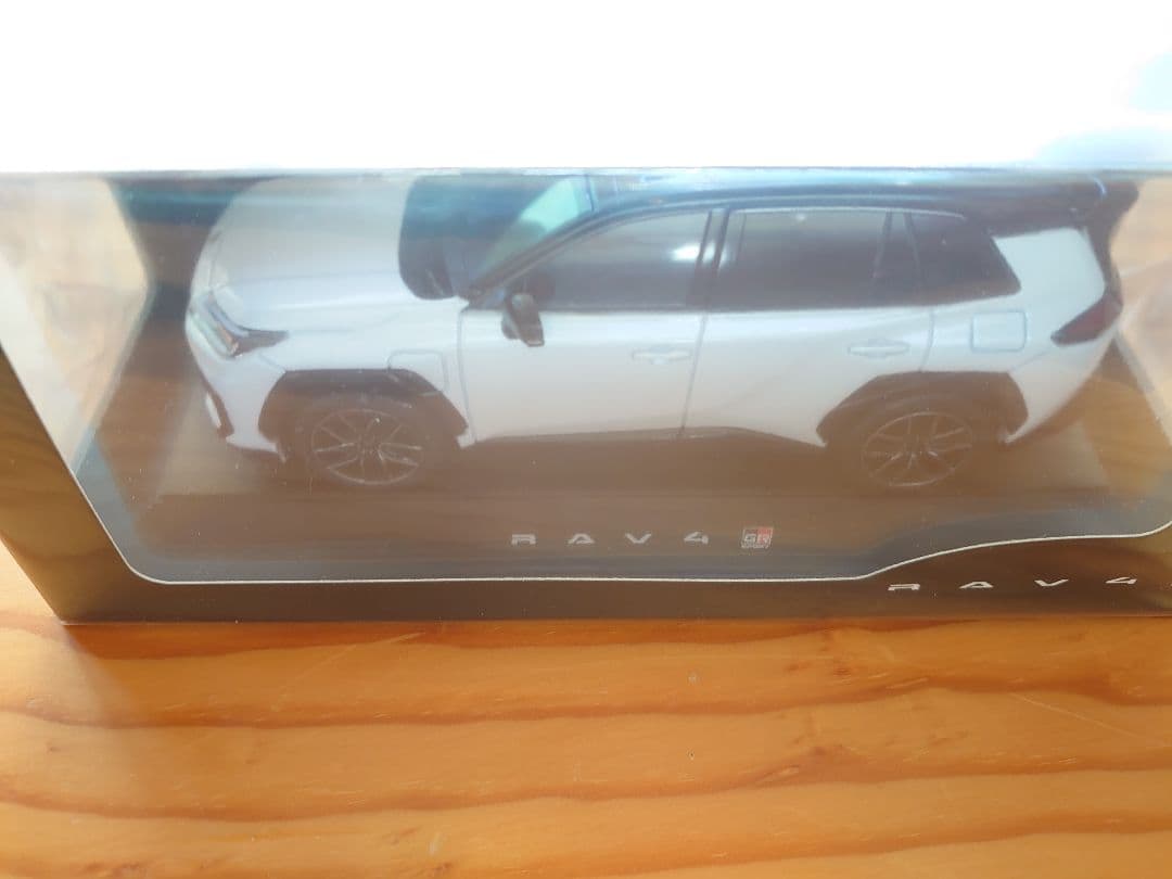 【2台】新型RAV4 GRスポーツ ブラックホワイト　ホワイト カラーサンプル