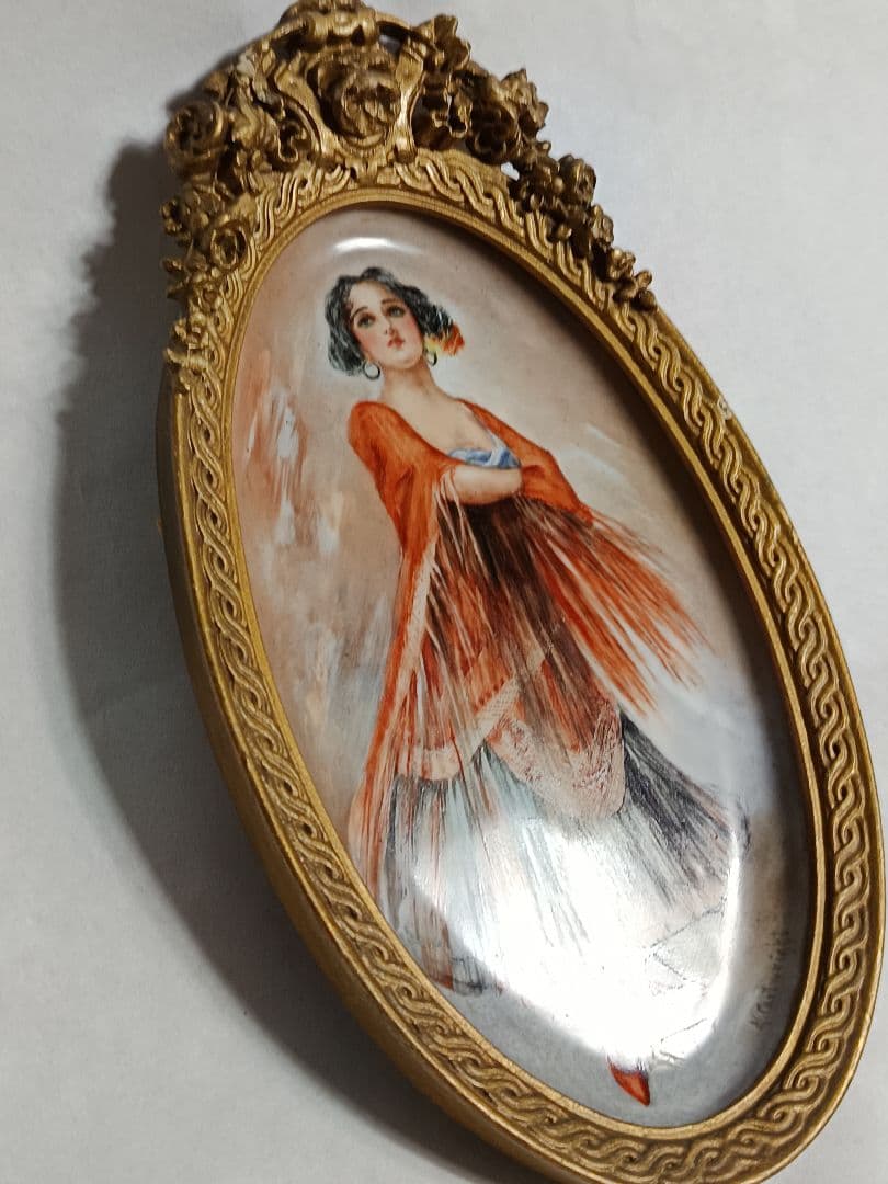 フリンジ付きのショールを身にまとったスペイン女性アンティーク