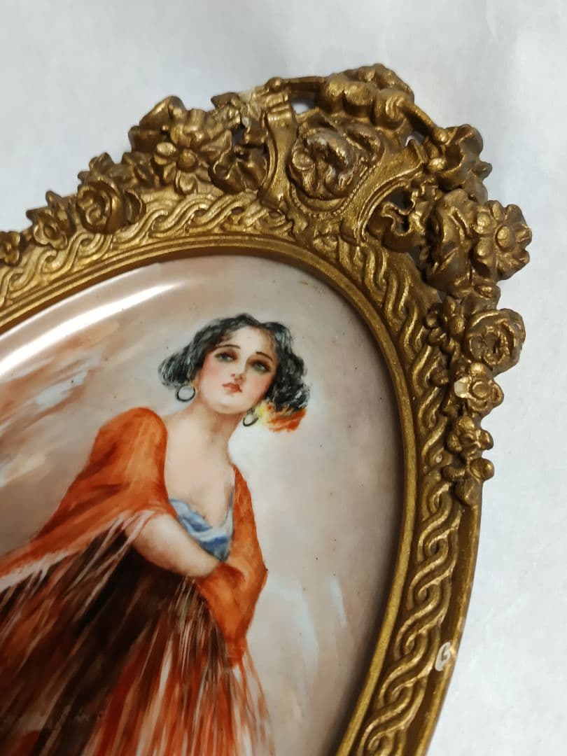 フリンジ付きのショールを身にまとったスペイン女性アンティーク