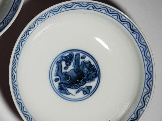 斑桃色地見込みに染付獅子図蓋茶碗９客（裏印「清鳳」）