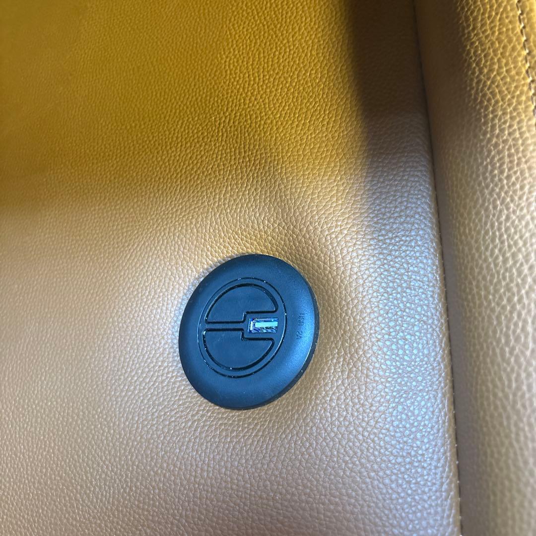 r*u様 定価8.5万ニトリ【NEWビリーバー】 電動リクライニング　厚革キャメ