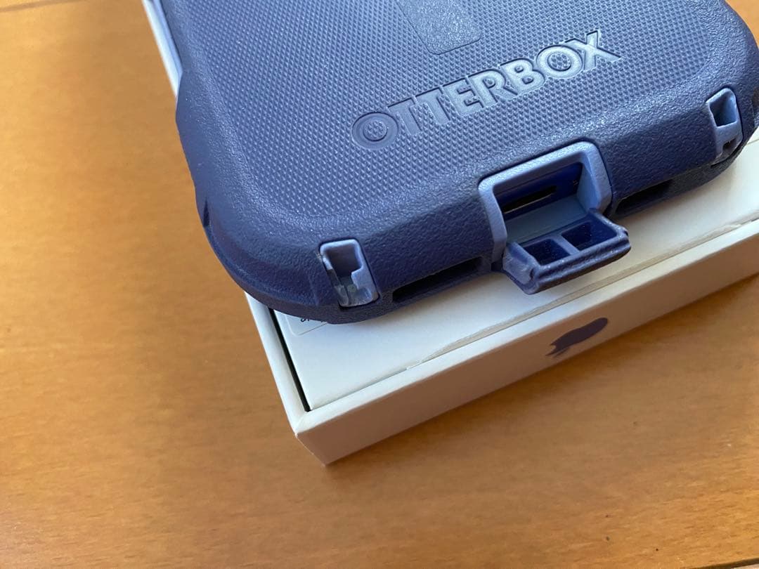 Apple iPhone 16 + OtterBoxケース