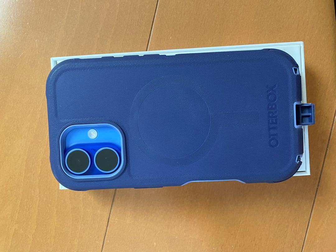 Apple iPhone 16 + OtterBoxケース