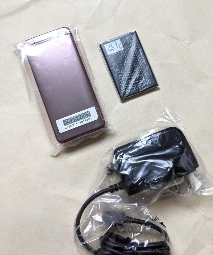 新品 SIMフリー DIGNOケータイ3 ピンク 902KC 充電アダプター付属