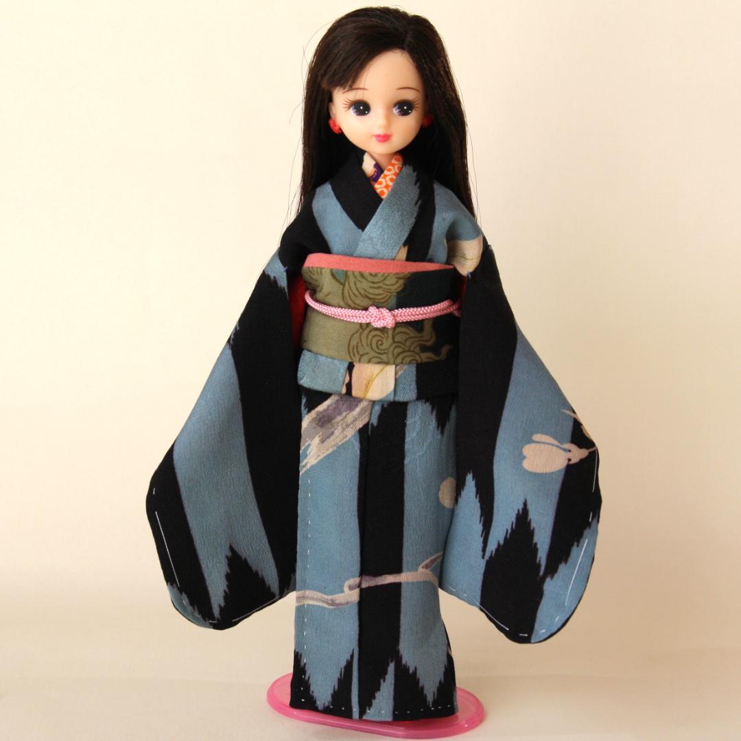 《大正浪漫》《ブライス・リカちゃんアンティーク着物セット》黒と水色の矢羽根に桜