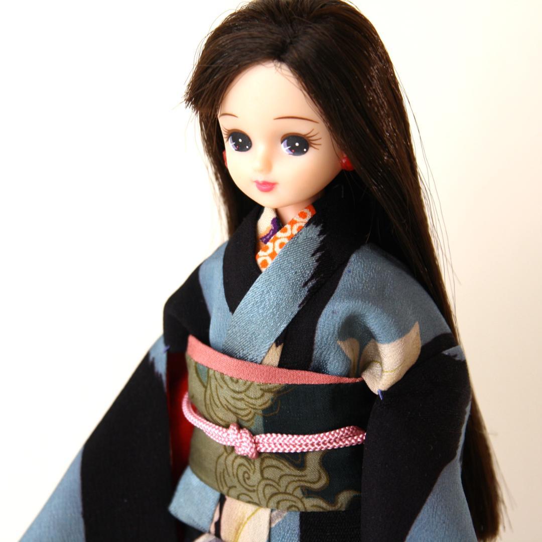 《大正浪漫》《ブライス・リカちゃんアンティーク着物セット》黒と水色の矢羽根に桜