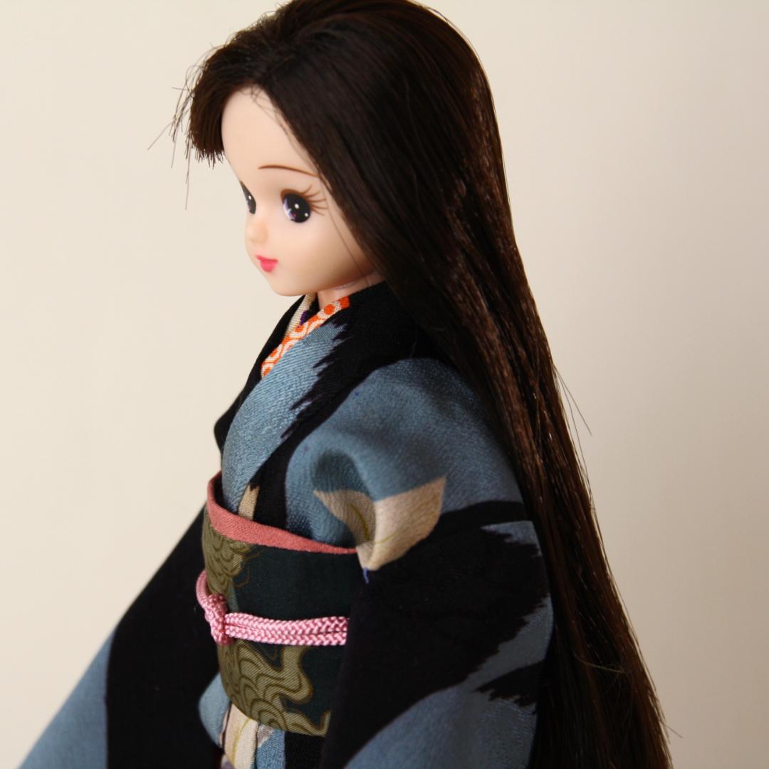 《大正浪漫》《ブライス・リカちゃんアンティーク着物セット》黒と水色の矢羽根に桜