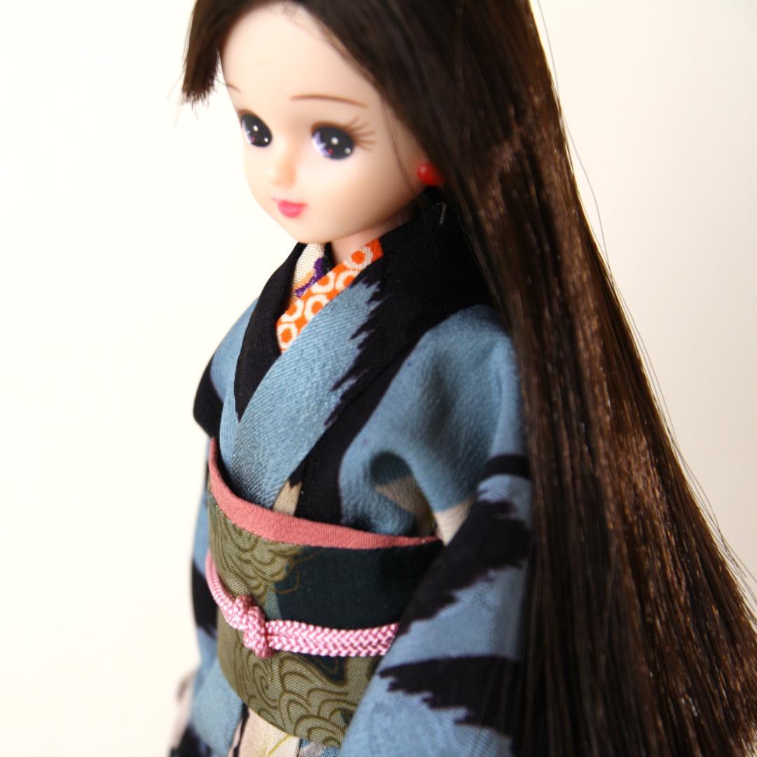 《大正浪漫》《ブライス・リカちゃんアンティーク着物セット》黒と水色の矢羽根に桜