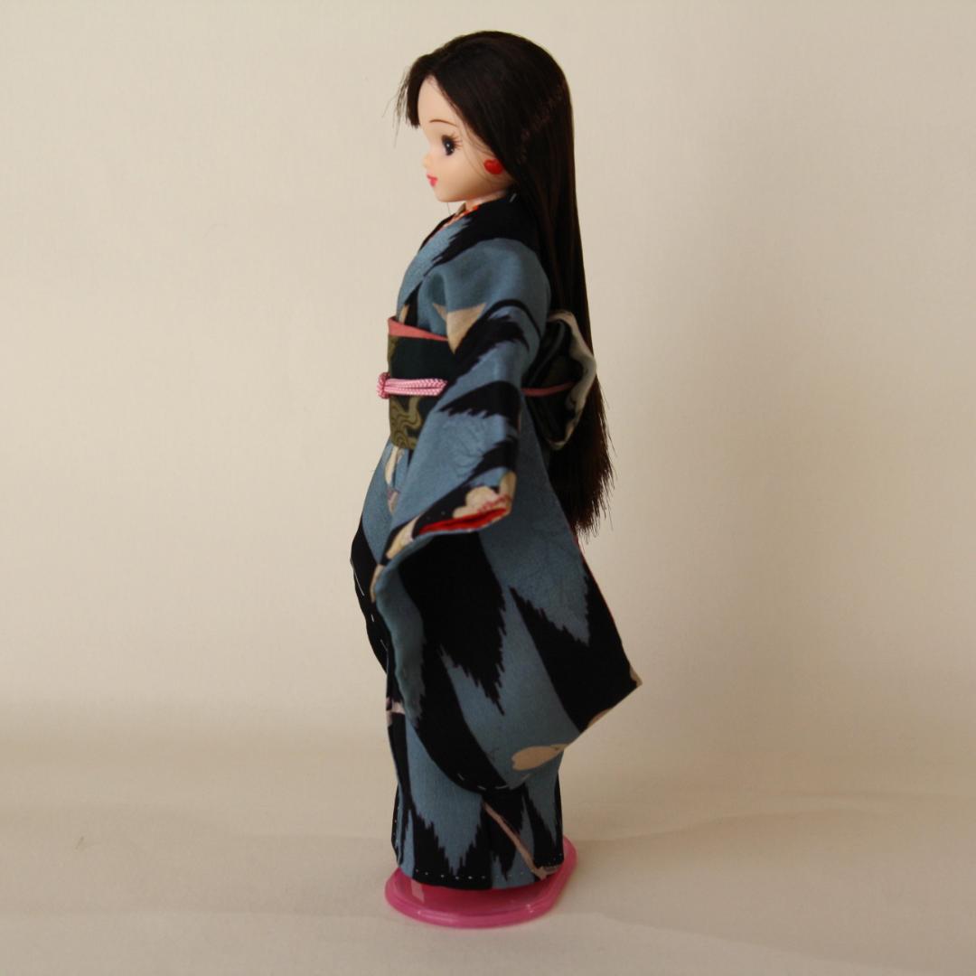 《大正浪漫》《ブライス・リカちゃんアンティーク着物セット》黒と水色の矢羽根に桜