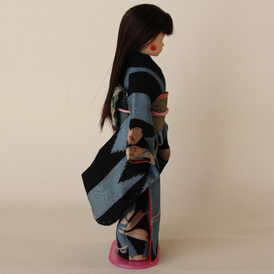 《大正浪漫》《ブライス・リカちゃんアンティーク着物セット》黒と水色の矢羽根に桜