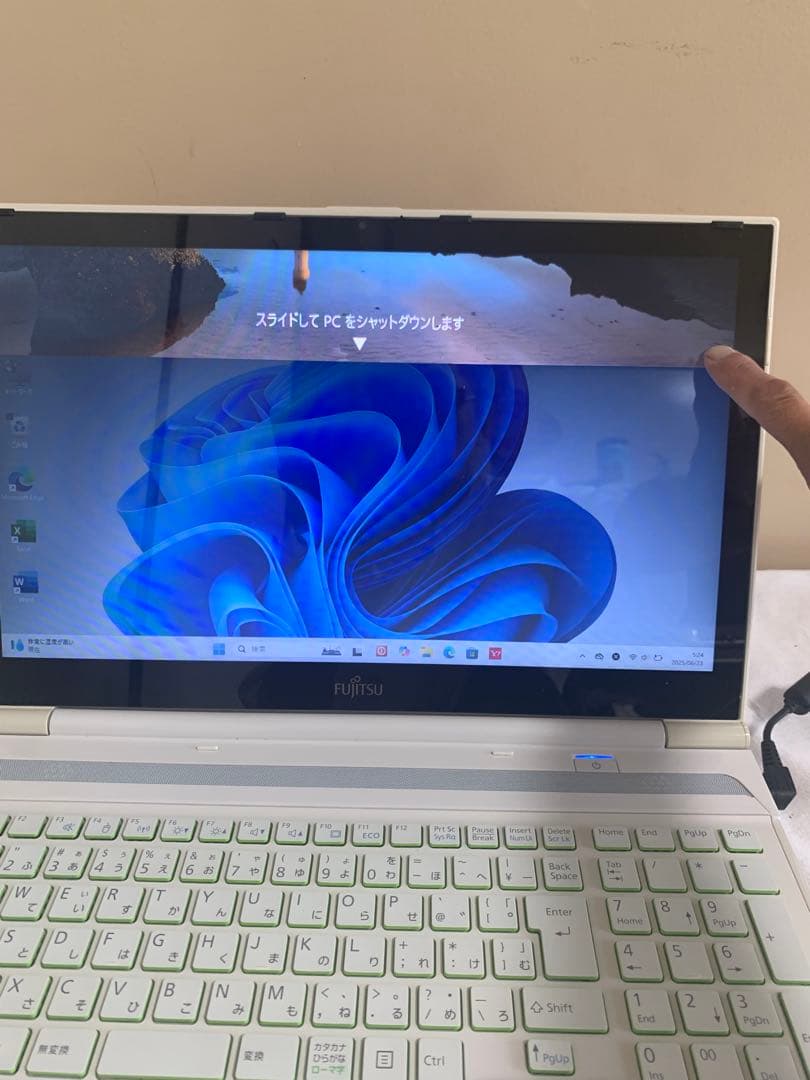 富士通タッチパネル付きi5/8/256GB新品SSDoffice2024ホワイト
