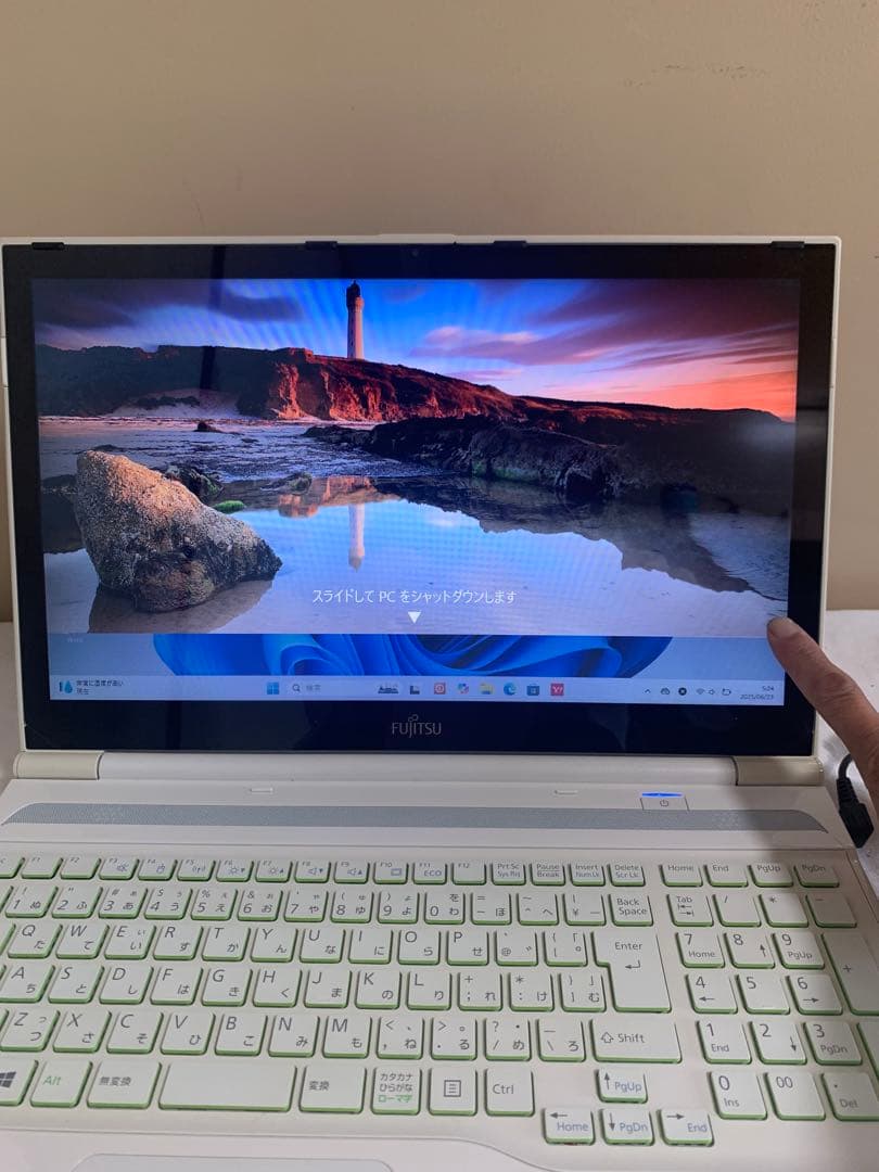 富士通タッチパネル付きi5/8/256GB新品SSDoffice2024ホワイト
