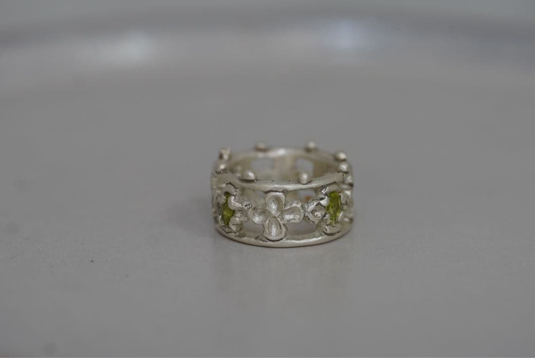 シルバー925 4枚花びらモチーフリング ペリドット付き　ユニセックス