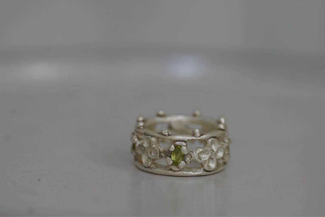 シルバー925 4枚花びらモチーフリング ペリドット付き　ユニセックス