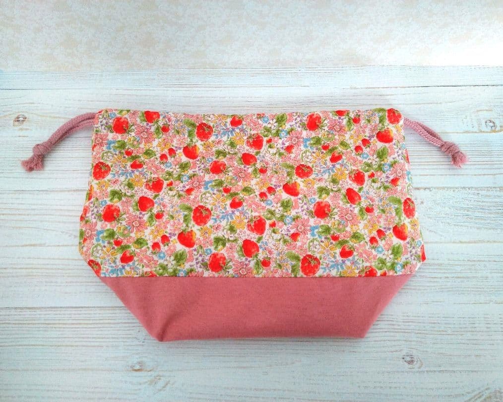 【オーダー受付中】ハンドメイド☆いちご柄 お弁当袋&コップ袋セット
