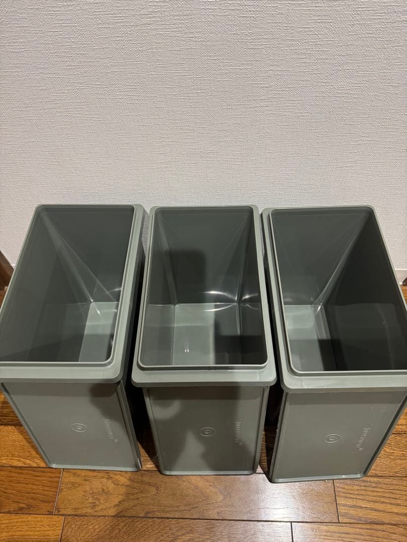 Tupperware カーキ色 保存容器 3個セット　10キロキーパー