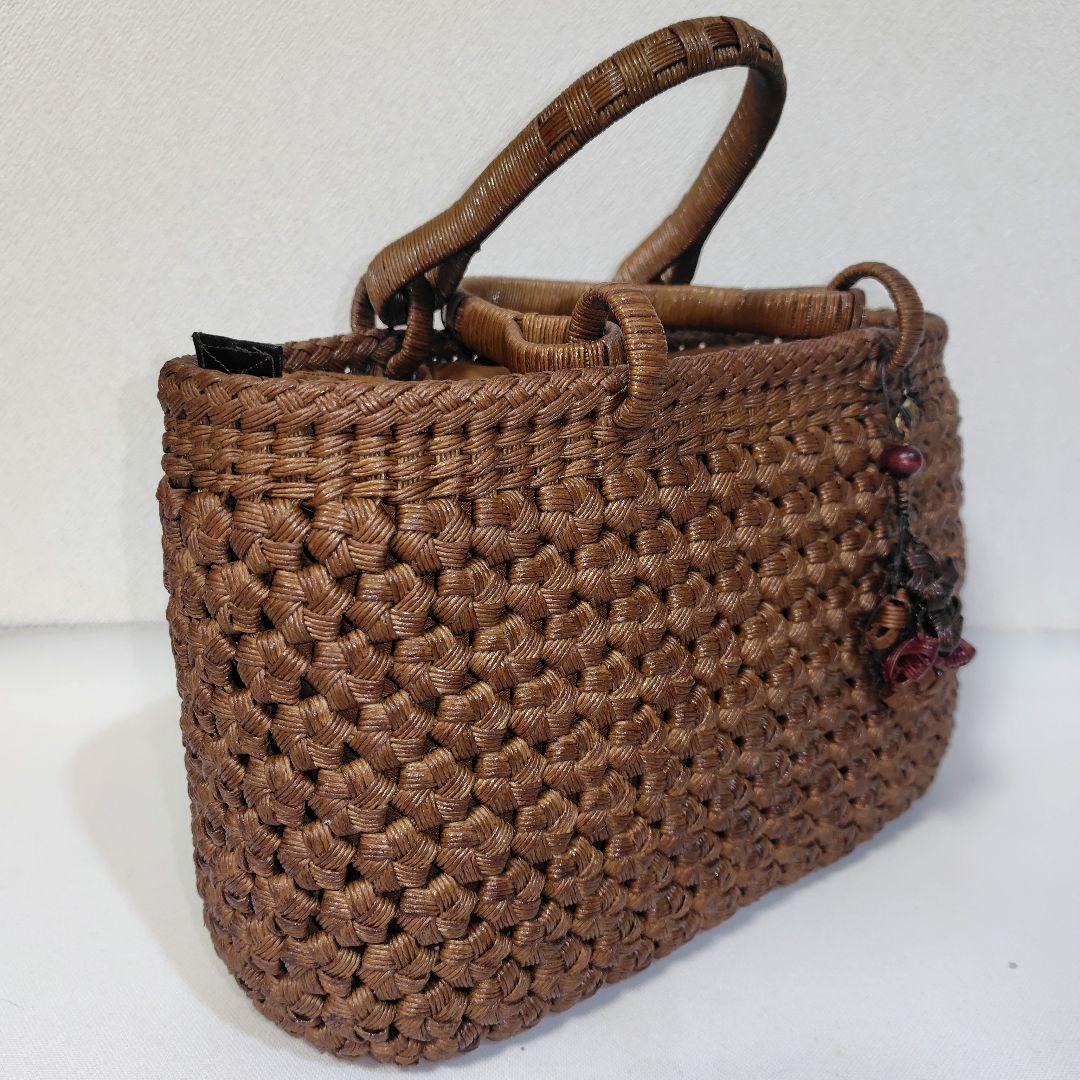 クラフトで作った山葡萄風柿渋染めかごバッグ（チャーム付きファスナー付き蓋）