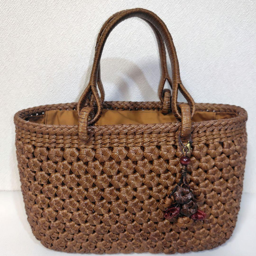 クラフトで作った山葡萄風柿渋染めかごバッグ（チャーム付きファスナー付き蓋）