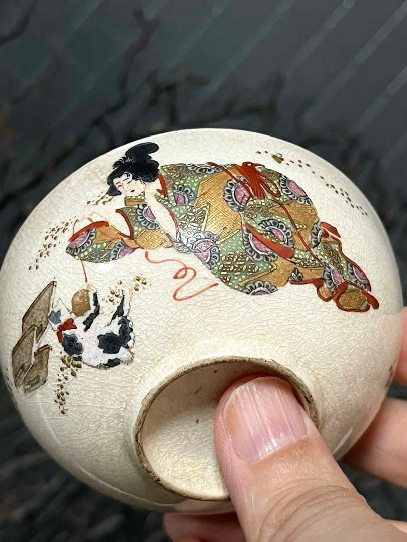 骨董　古薩摩　薩摩焼　美人と猫　手鞠　金彩　色絵　茶器　茶碗　１客