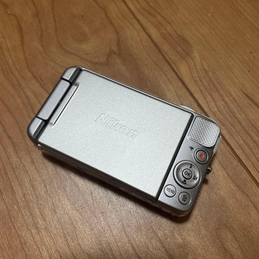 Nikon COOLPIX S6600のホワイト